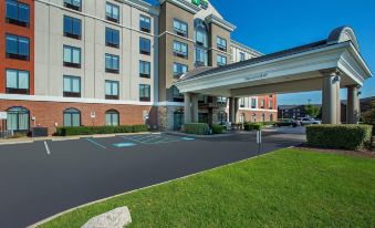 Holiday Inn Express & Suites Lebanon-Nashville Area