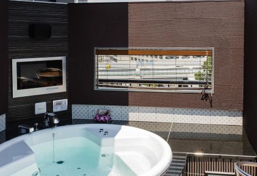 Hotels & Resort Feel의 옥상 족탕에서 바라본 요코하마 야경