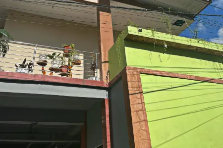 Almira Homestay Ambon Mitra RedDoorz Отели в г. Nusaniwe