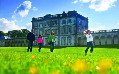 The Valley Hotel & Carriage Gardens Hotel berhampiran Tully Castle