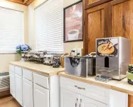 Econo Lodge Inn & Suites on the River - breakfast