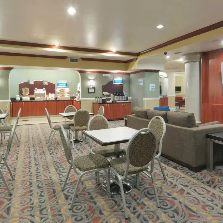 Holiday Inn Express & Suites BAKERSFIELD CENTRAL by IHG