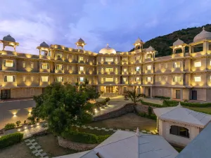 Traavista Aravali Mahal - Luxury Lake View Heritage Resort