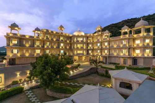 Traavista Aravali Mahal - Luxury Lake View Heritage Resort
