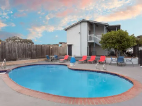 蒙特利華美達酒店 蒙特雷酒店