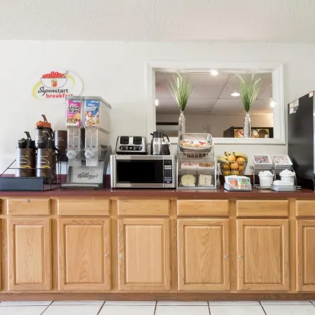 Super 8 by Wyndham Hampton