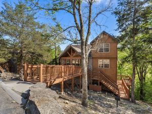 Whispering Woods Lodge - Sleeps 6 2 Bedroom Home by RedAwning