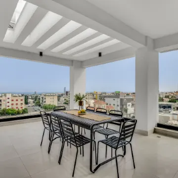 Sanders Elgio - Precious 3-Bdr Apt with Balcony