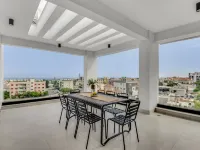 Sanders Elgio - Precious 3-Bdr Apt with Balcony