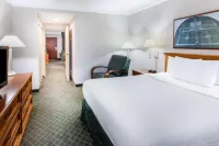 La Quinta Inn & Suites by Wyndham Madison American Center Hotel di Madison