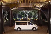 Indura Beach & Golf Resort. Curio Collection by Hilton - Parking