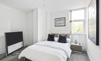 Luxurious 2 Bedroom Apartment with Free Parking
