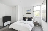 Luxurious 2 Bedroom Apartment with Free Parking Hotels in Stock