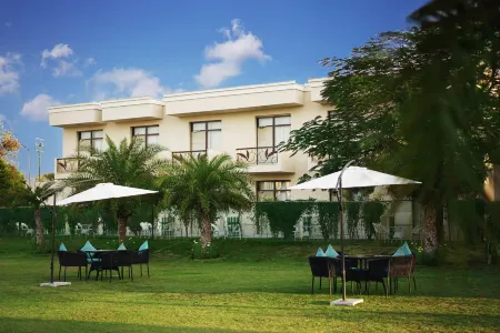 TreeHouse Sunrise Resort & Caravan Park Neemrana Отели в г. Неемрана