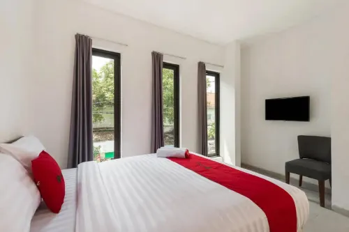 RedDoorz Near Kaza Mall Surabaya Các khách sạn ở Tambaksari