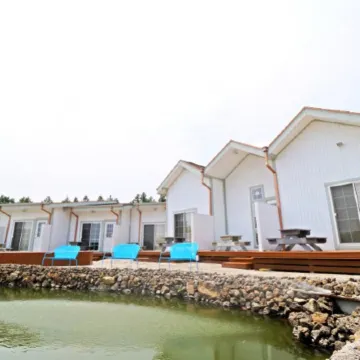 Seogwipo agHouse Pension Отели рядом с достопримечательностью «Пляж Пёсон»