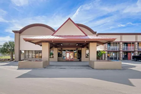 Rodeway Inn Отели рядом с достопримечательностью «Funny Farm Alpacas»