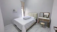 Happy Homestay Singkawang Hotels near Pasir Panjang Beach