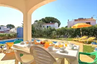 Spacious 4 Bedroom Villa, Private Pool, Free Air Conditioning and Wifi