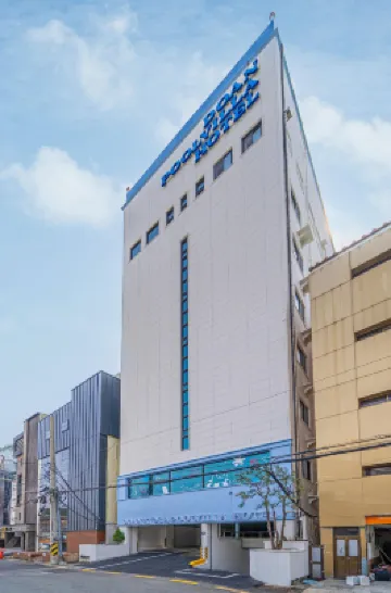 多安泳池別墅及小童酒店