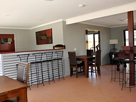 Bairnsdale Motel Отели рядом с достопримечательностью «St Mary's Catholic Church»