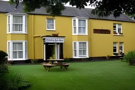 OYO Lamphey Hall Hotel Отели рядом с достопримечательностью «Lamphey Bishop's Palace»