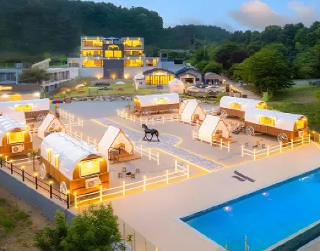 กาเปียง JH พูลวิลล่า & กลามปิ้ง โรงแรมใกล้พิพิธภัณฑ์ Interactive Art Museum