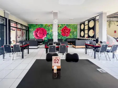 RedDoorz Syariah near Alun Alun Wonosobo 4 Отели в г. Mojotengah