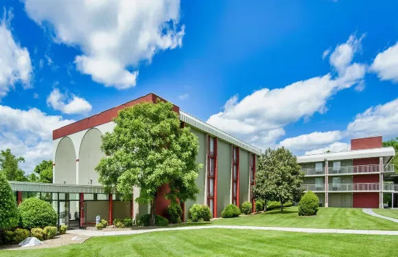 約翰遜城温德姆戴斯套房酒店