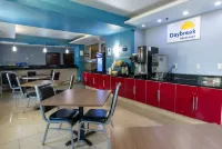 Days Inn & Suites by Wyndham Milwaukee - sarapan