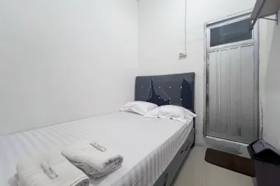 Penginapan Dheas Mitra RedDoorz Hotel dekat GKT PIK 2