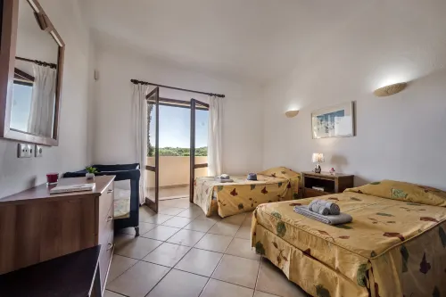 Exclusive Retreat in Vilamoura, Private Pool, Off-Street Parking, Free AC & Wifi