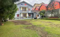 Villa Rasberry Garden Hotels in Cibogo