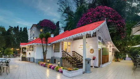 Summit Swiss Heritage Resort & Spa Отели рядом с достопримечательностью «Darjeeling Himalayan Railway Toy Train»