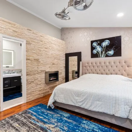 Luxurious home with golf course view, deck, grill, Peloton! King size bed.
