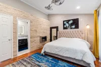 Luxurious home with golf course view, deck, grill, Peloton! King size bed.
