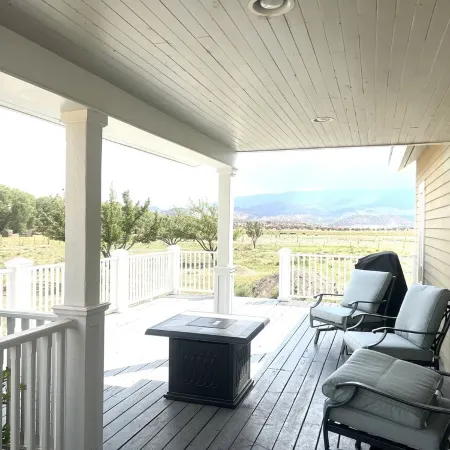 Bucolic views, spacious great room, short walk to center of town!