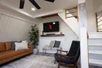 A pet friendly A-Frame with a hot tub & fire pit! 매캘런 호텔