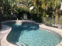 Riverside Casita: semi-private pool, spa, dock, garden oasis, 5 min to downtown!