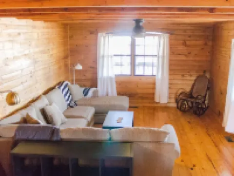 Gorgeous 5 Bedroom Log Home Less Than 5 Minutes From Chaumette And Charleville. Hotels in Ste. Genevieve County