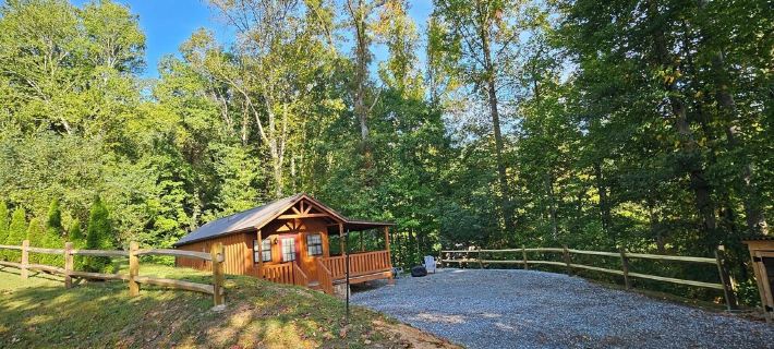 Tiny Hideaway Cabin mins. from Downtown Bryson City and Deep Creek National Park Hotels in Swain County