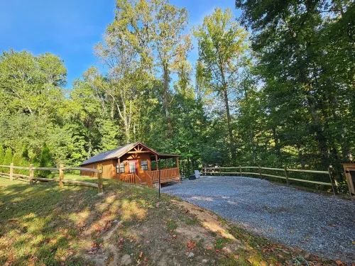 Tiny Hideaway Cabin mins. from Downtown Bryson City and Deep Creek National Park