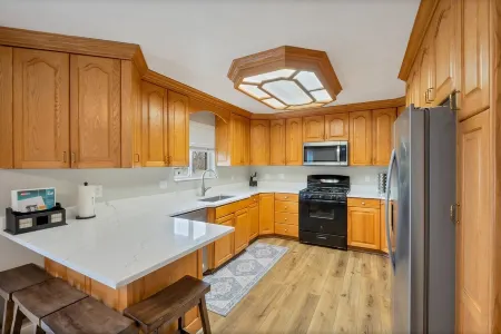 6 Bedroom Ski / Vacation Home by Town Center, Great for Gathering