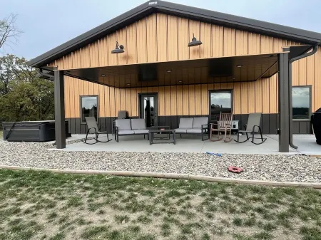 Peaceful Farmhouse with hot tub