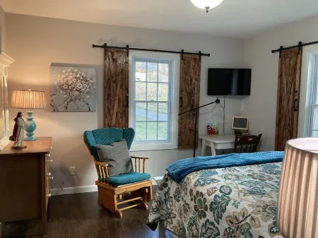 Newly remodeled modern farmhouse in a country setting. Quiet with views Отели в г. Ков Крик