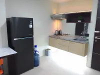 The Square Surabaya - Apartemen Service - King Bed Suite for 2 - Netflix & WiFi - Near Kampus Petra