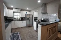 Cozy Cottage next to MSU Texas, centrally located!