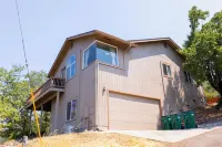 Shasta Lake Beautiful House w/ Hot Tub, BBQ, Ping Pong & Foosball Table