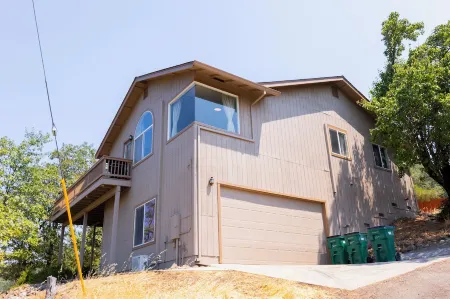 Shasta Lake Beautiful House w/ Hot Tub, BBQ, Ping Pong & Foosball Table