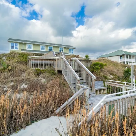 Charming 5-bedroom oceanfront duplex with wonderful views